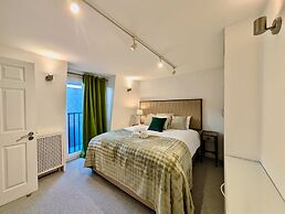 Stunning 4 Bedroom House in Old Windsor