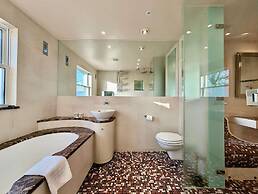 Stunning 4 Bedroom House in Old Windsor