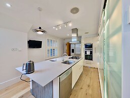 Stunning 4 Bedroom House in Old Windsor