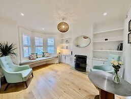 Stunning 4 Bedroom House in Old Windsor