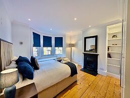 Stunning 4 Bedroom House in Old Windsor