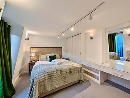Stunning 4 Bedroom House in Old Windsor