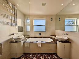 Stunning 4 Bedroom House in Old Windsor