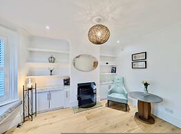Stunning 4 Bedroom House in Old Windsor