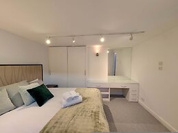 Stunning 4 Bedroom House in Old Windsor
