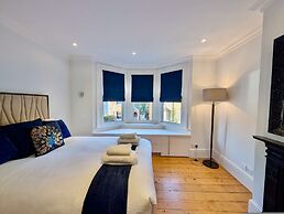 Stunning 4 Bedroom House in Old Windsor