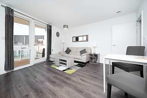 Stunning 2BR Flat With Balcony