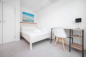 Stunning 2BR Flat With Balcony