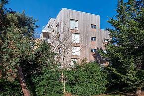 Stunning 2BR Flat With Balcony