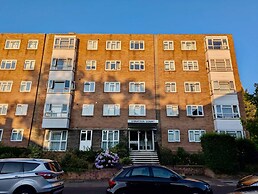 Charming Flat Near London Attractions