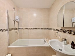 Charming Flat Near London Attractions