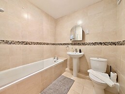 Charming Flat Near London Attractions