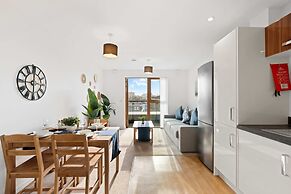 Brighton Getaway - Modern Apartment With Balcony