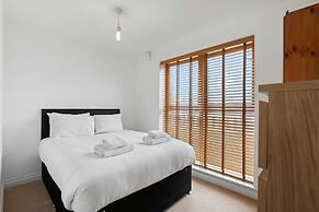 Brighton Getaway - Modern Apartment With Balcony