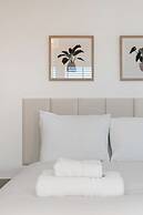 Brighton Getaway - Modern Apartment With Balcony