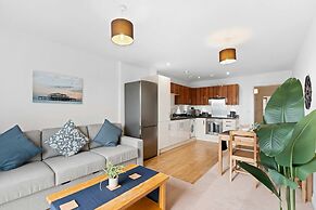 Brighton Getaway - Modern Apartment With Balcony