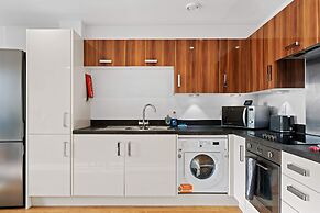 Brighton Getaway - Modern Apartment With Balcony
