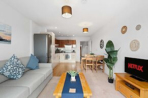 Brighton Getaway - Modern Apartment With Balcony