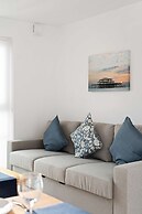Brighton Getaway - Modern Apartment With Balcony