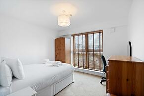 Brighton Getaway - Modern Apartment With Balcony