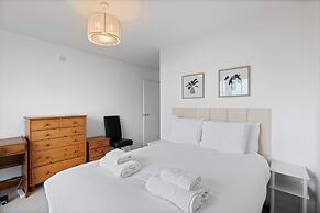 Brighton Getaway - Modern Apartment With Balcony