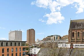 Brighton Getaway - Modern Apartment With Balcony