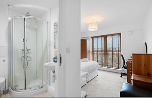 Brighton Getaway - Modern Apartment With Balcony