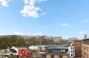 Brighton Getaway - Modern Apartment With Balcony