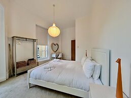Elegant 2-bed Flat in Shenfield