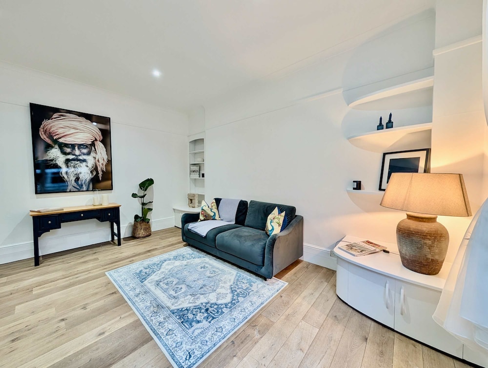 Elegant 2-bed Flat in Shenfield