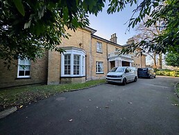 Elegant 2-bed Flat in Shenfield
