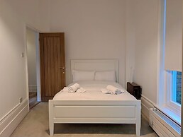 Elegant 2-bed Flat in Shenfield