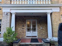 Elegant 2-bed Flat in Shenfield