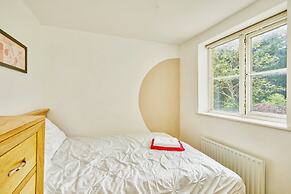 Charming 2-bedroom Flat in South Croydon