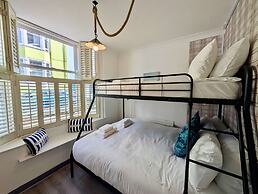 Charming House With Balcony Near Brighton Beach