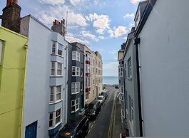 Charming House With Balcony Near Brighton Beach