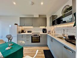 Amazing Flat With Free Parking and Balcony