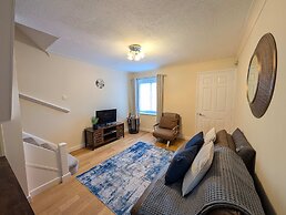 Comfortable 2-bedroom House With Free Parking
