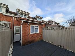 Comfortable 2-bedroom House With Free Parking