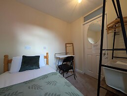 Comfortable 2-bedroom House With Free Parking