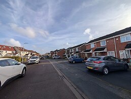 Comfortable 2-bedroom House With Free Parking