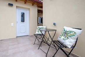 Home Easy Kalamata - Central Stylish Maisonette