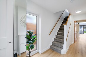 Bright 6 bedroom 3 bath house ideal for Pinewood Studios