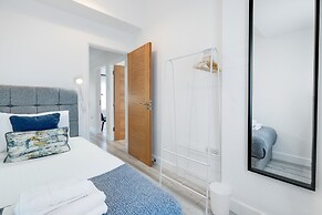 Bright 6 bedroom 3 bath house ideal for Pinewood Studios