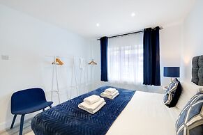 Bright 6 bedroom 3 bath house ideal for Pinewood Studios