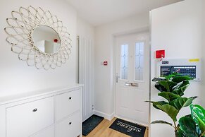 Bright 6 bedroom 3 bath house ideal for Pinewood Studios