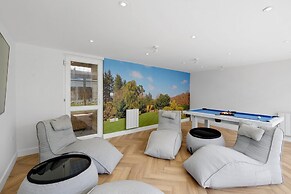 Bright 6 bedroom 3 bath house ideal for Pinewood Studios