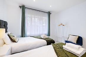 Bright 6 bedroom 3 bath house ideal for Pinewood Studios