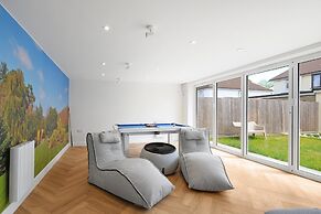 Bright 6 bedroom 3 bath house ideal for Pinewood Studios