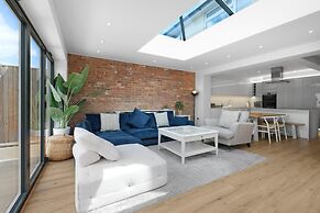 Bright 6 bedroom 3 bath house ideal for Pinewood Studios